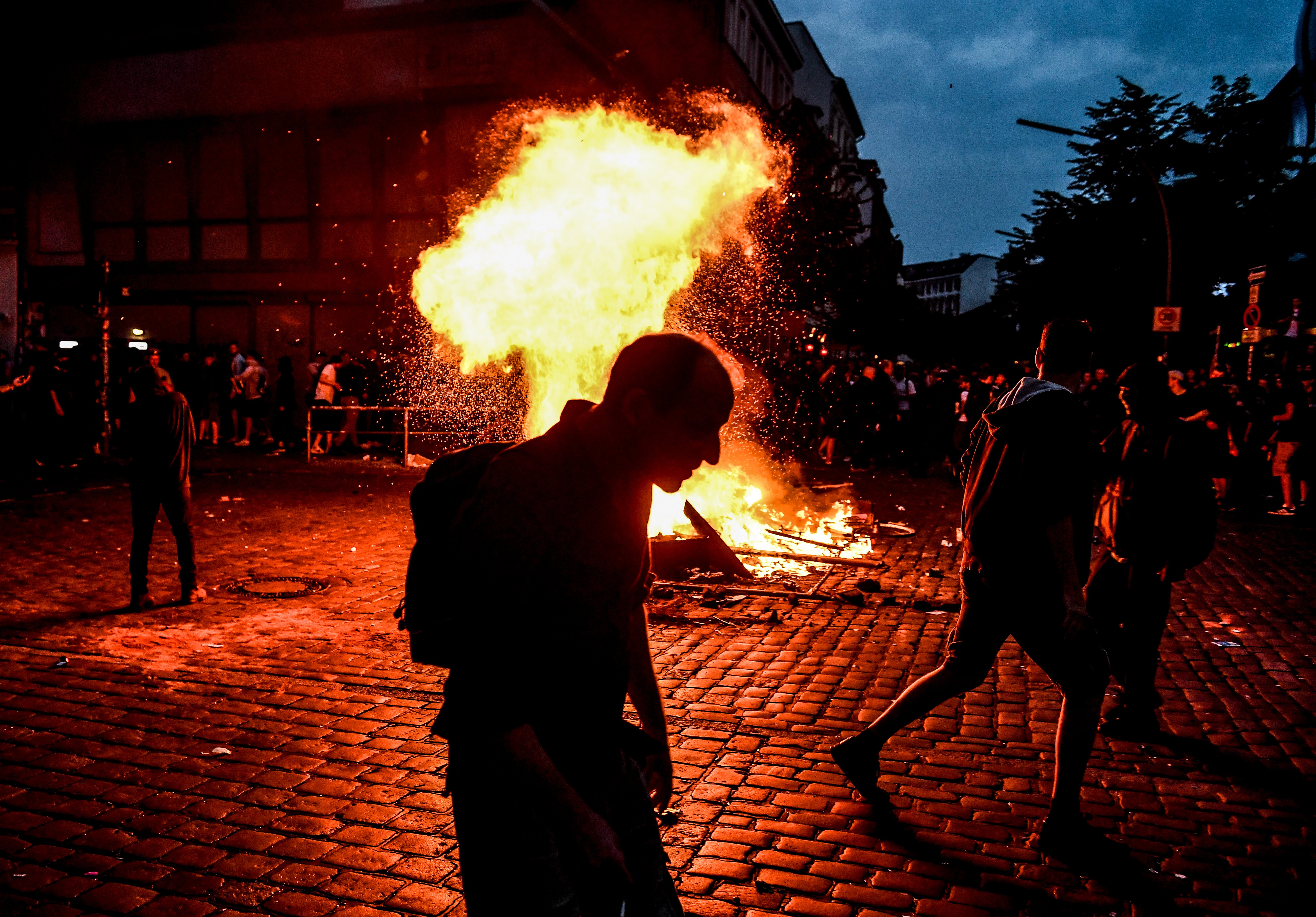 Горящи барикади, разбити магазини и банки, арести и сблъсъци съпътстват срещата на Г-20 в Хамбург
