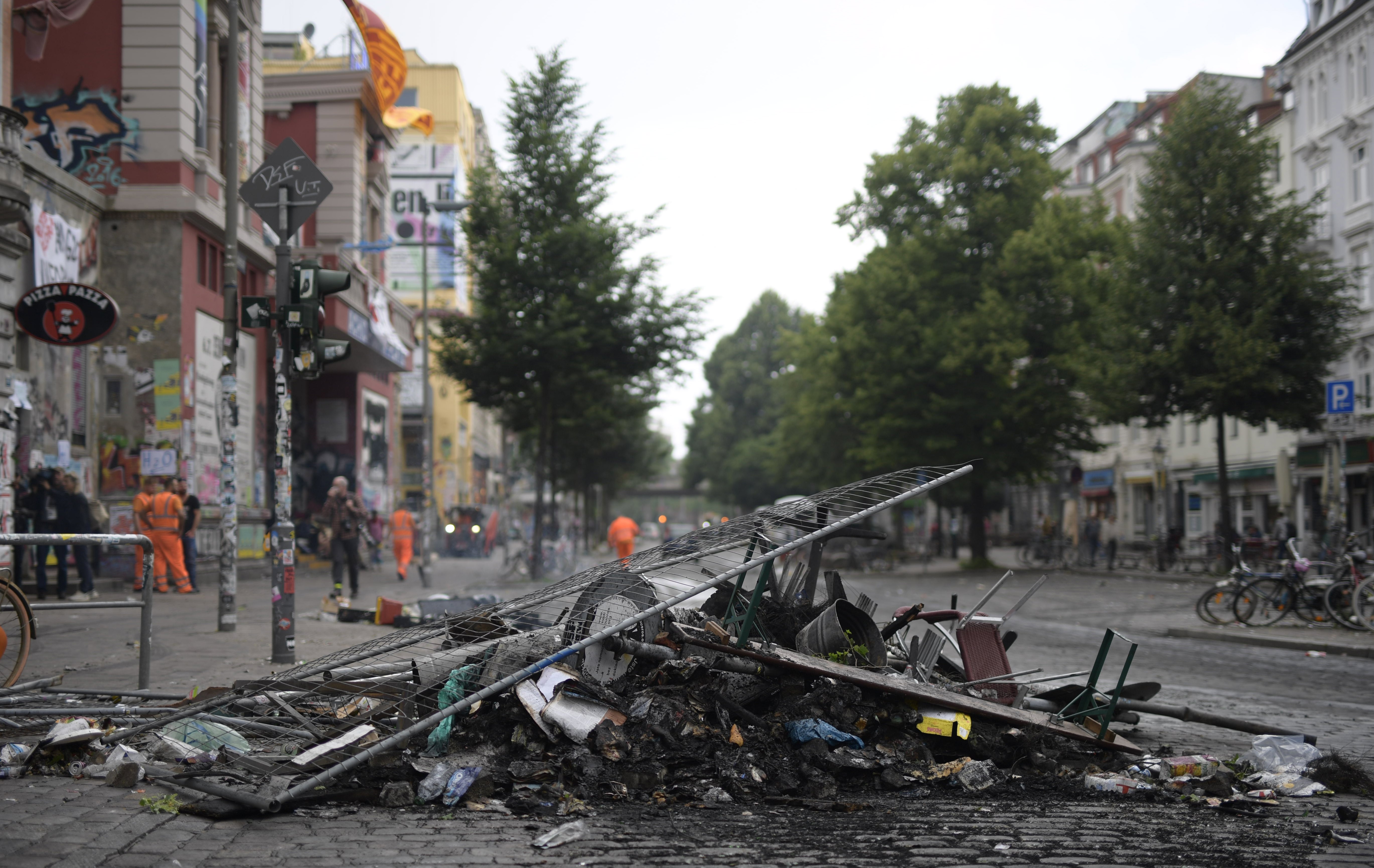 Горящи барикади, разбити магазини и банки, арести и сблъсъци съпътстват срещата на Г-20 в Хамбург