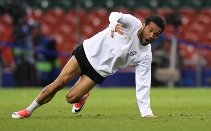 Алвеш обвини боса на Барса в лъжа