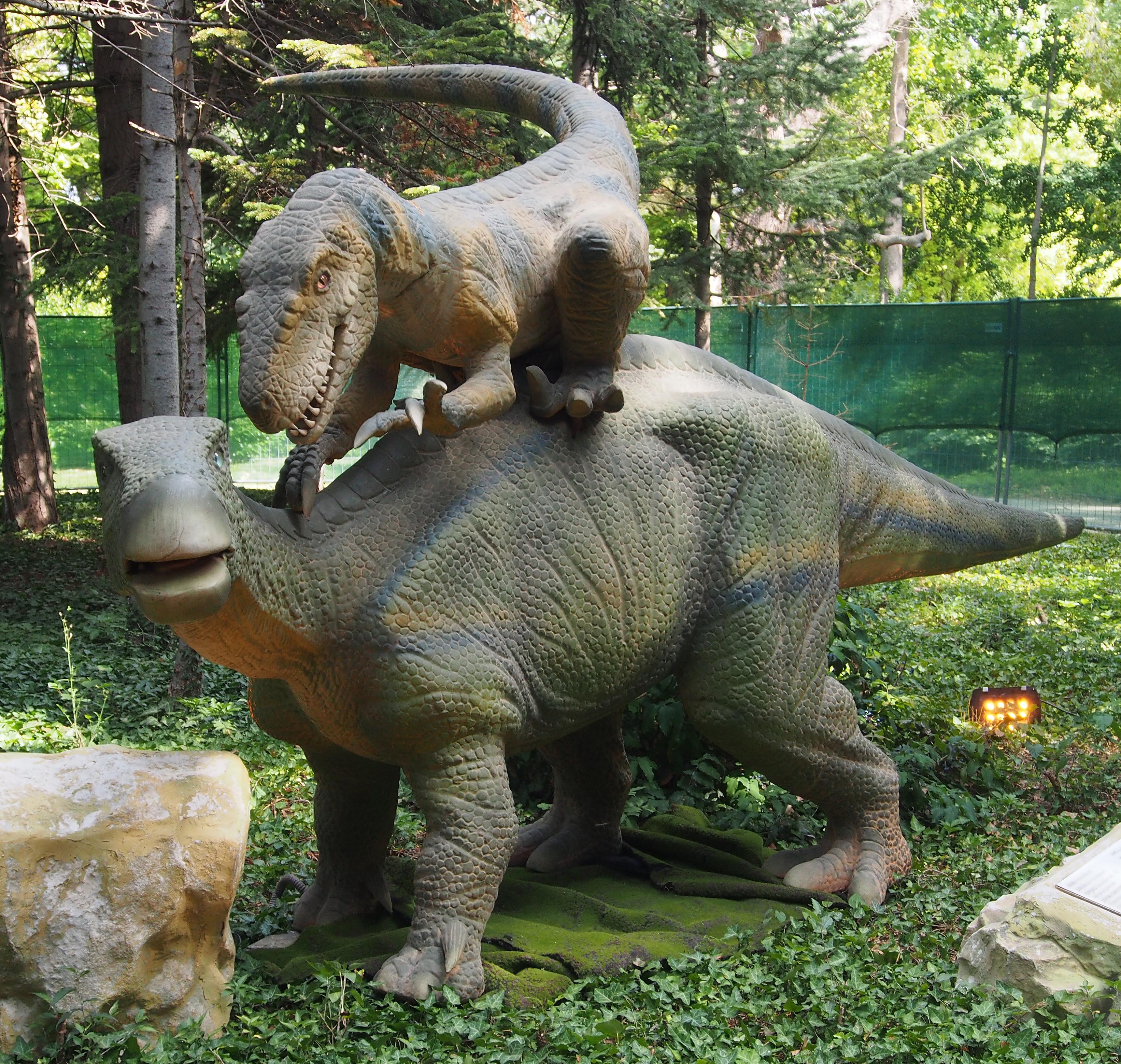 Една от най-атрактивни изложби в света „Живите динозаври“ отвари врати във Варна. Гигантските реалистични копия на праисторическите животни са разположени под Пантеона в Морската градина.