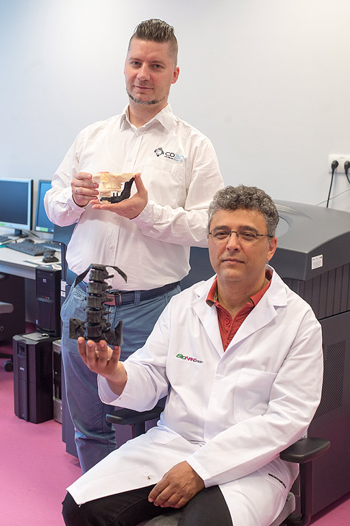 Презентация на най-новото 3D принтерно оборудване в Bionanopark в Лодз, Централна Полша. Принтерът Ultimaker 3 може да отпечата костни импланти от водоразтворими материали. 3D костното печатане дава на лекарите възможността да произвеждат персонализирани, анатомично точни импланти за определен пациент.
