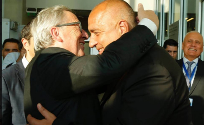  Председателят на Европейска комисия Жан-Клод Юнкер в прегръдка с премиера Бойко Борисов (архив) 