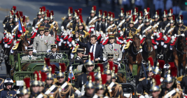 Франция посрещна Деня на Бастилията официалния празник на страната в