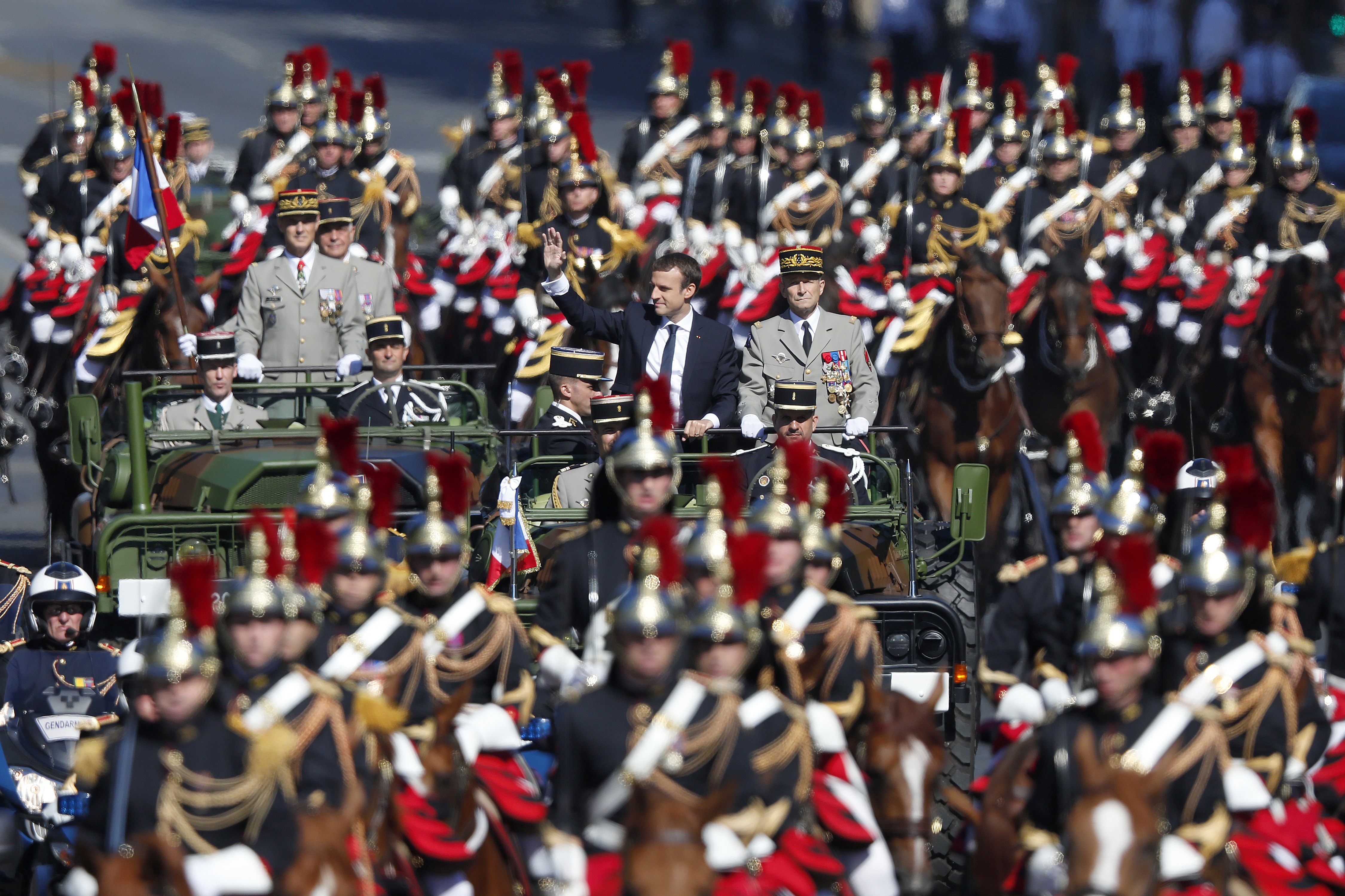 Президентът Еманюел Макрон премина през парада в открит армейски автомобил