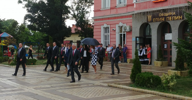 Президентът Румен Радев и съпругата му почетоха годишнината от раждането