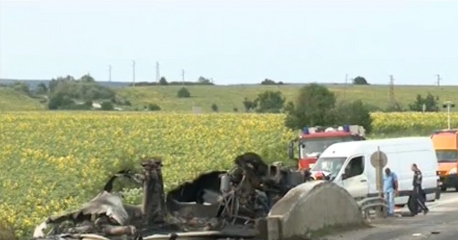 Камион-цистерна изгоря на пътя Провадия-Айтос, край моста до Комарево. Шофьорът
