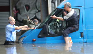 След Халкидики и Истанбул под вода, реки по улиците