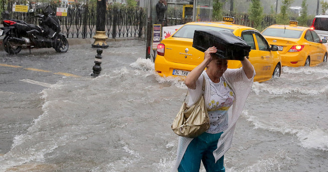 Тежко бедствие сполетя южните ни съседи улици като реки в