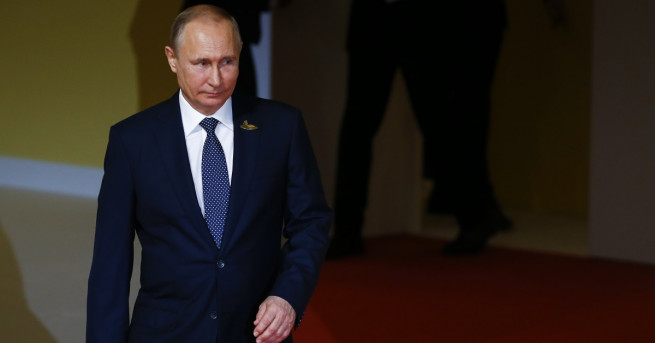 Руският президент Владимир Путин се къпе в кръв, извлечена от