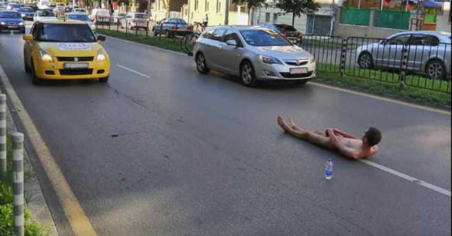 Млад мъж се съблече чисто гол в център на София