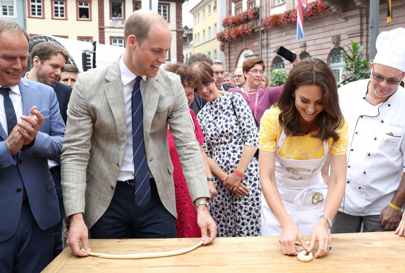 <p>Кейт Мидълтън и принц Уилям на посещения в Полша и Германия</p>