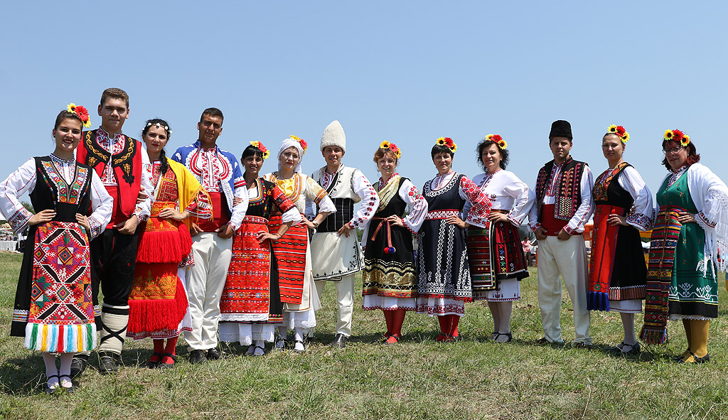 Ревю на български народни носии, част от програмата на събора "Болярска среща" край Арбанаси