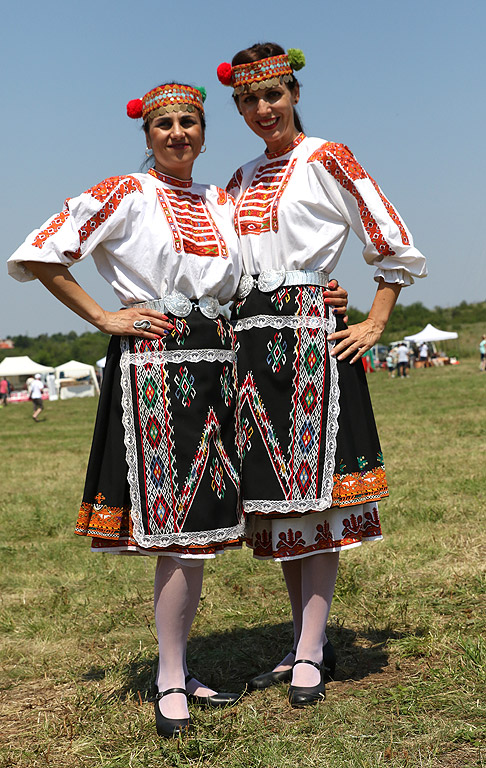 Ревю на български народни носии, част от програмата на събора "Болярска среща" край Арбанаси