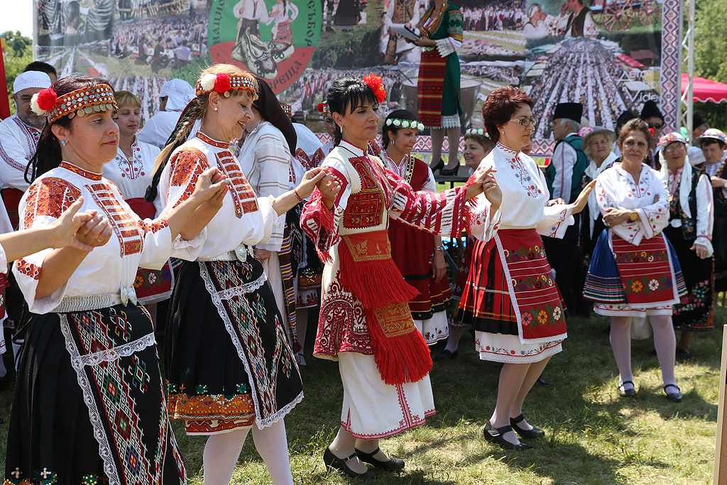 Ревю на народни носии край Арбанаси