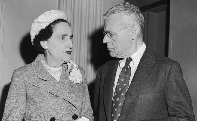  Д-р Корнелийс Роудс (дясно) 