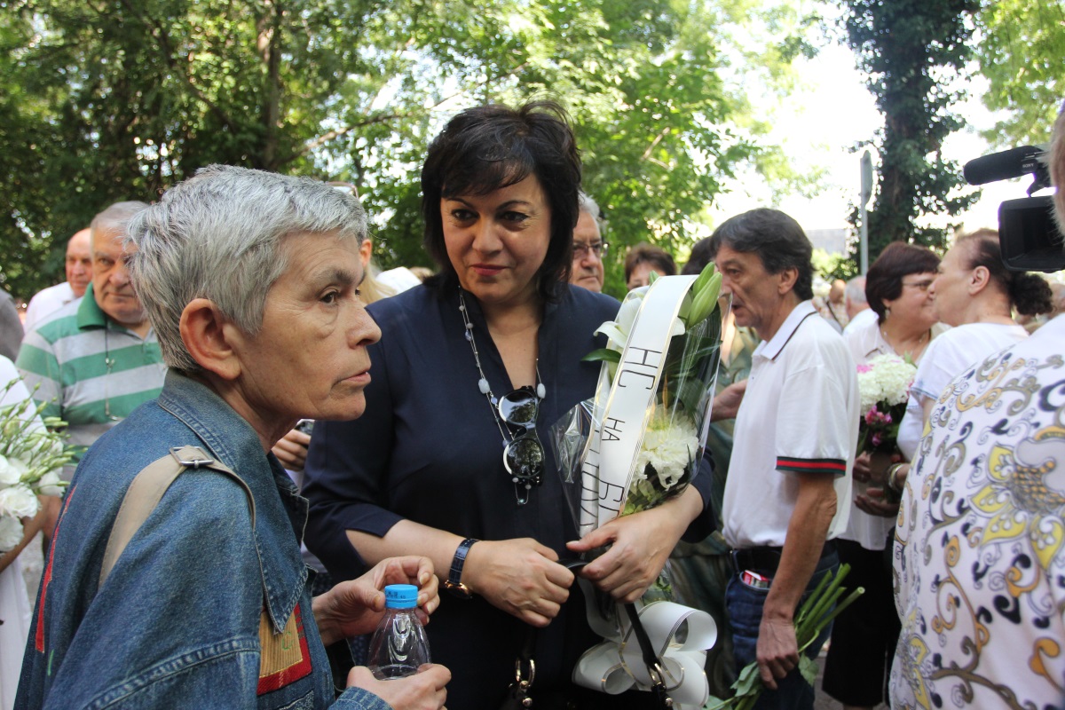 23 юли на мемориал „Гарнизонно стрелбище“ Илияна Йотова, Корнелия Нинова и граждани поднесоха цветя по повод на гибелта на Никола Вапцаров.