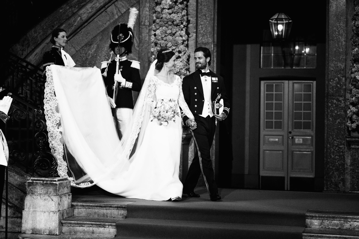 Шведският принц Карл Филип и съпругата му София. Булчинската рокля е дело нa местен дизайнер. (2015 г.)