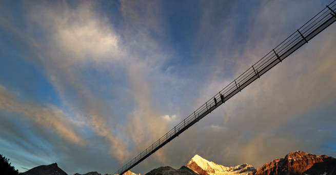 Най дългият висящ мост в света беше отворен в близост до