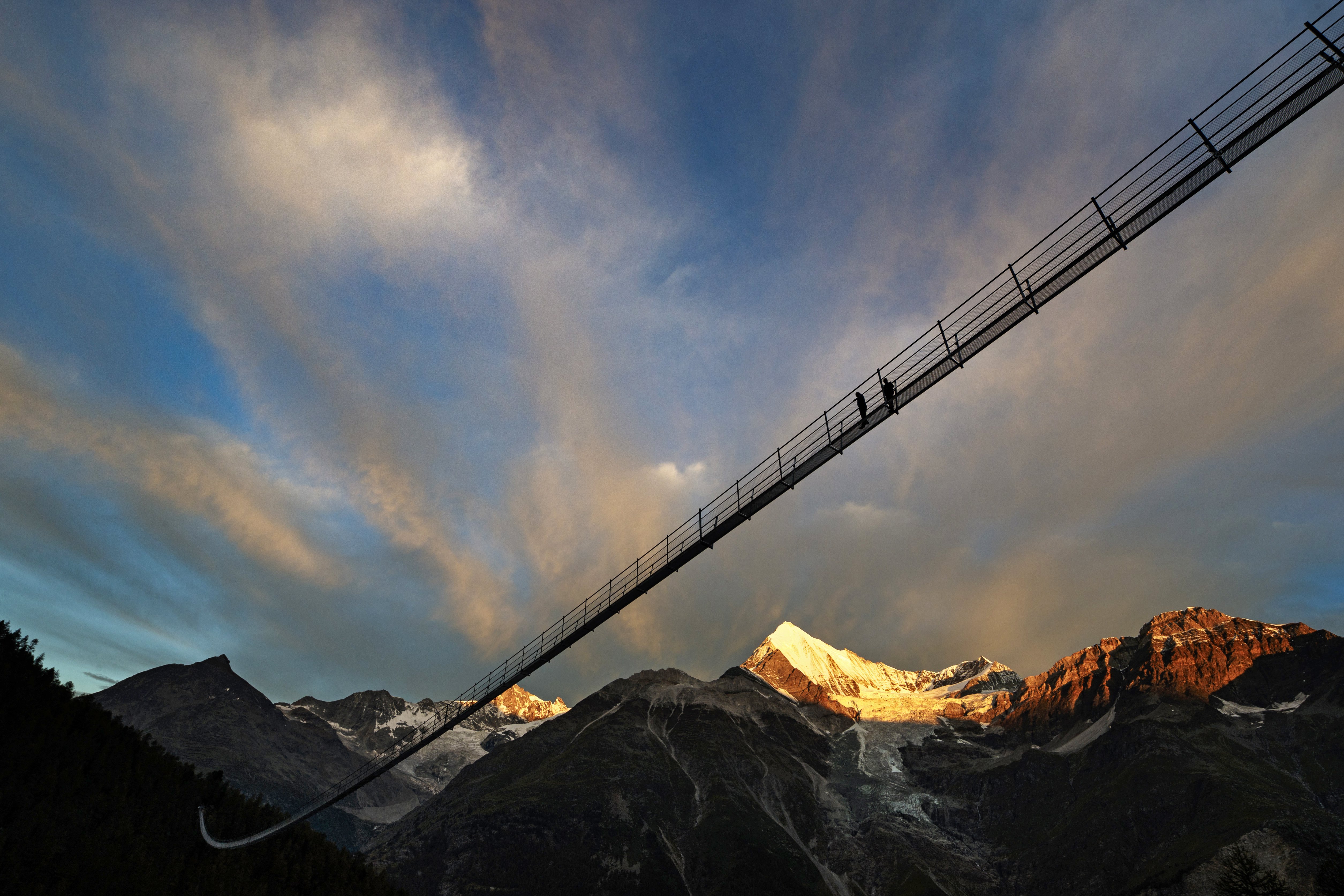 Мостът "Европа" - най-дългият висящ мост в света. Съоръжението има дължина 494м. и се намира в близост до швейцарското градче Зермат.