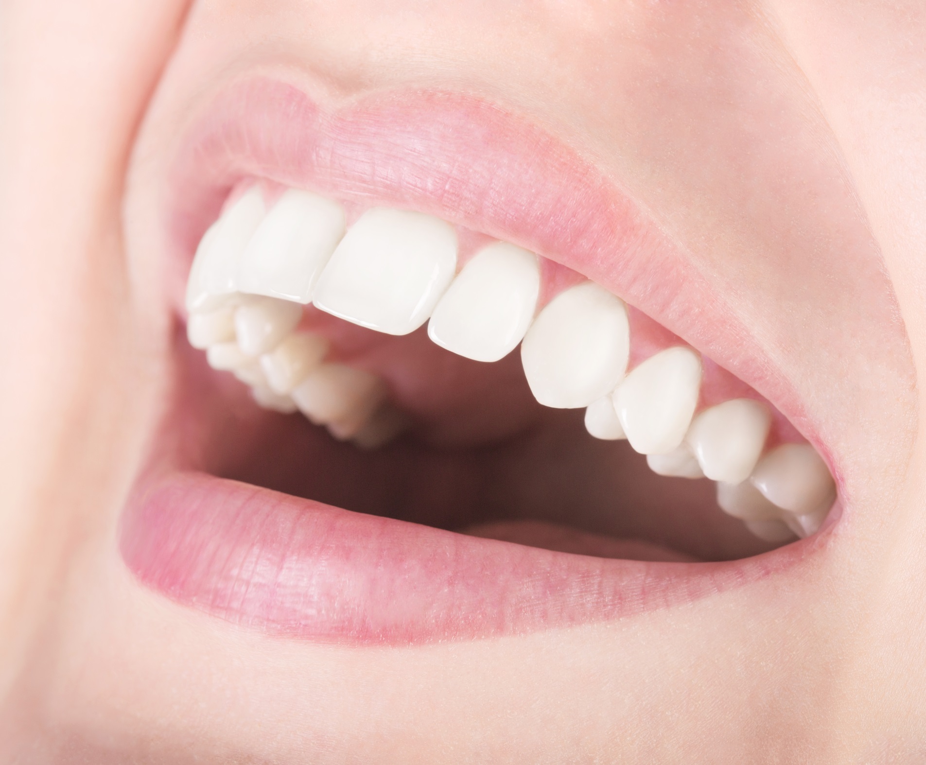 Грижете се за зъбите си<br />
<br />
Белите зъби се смятат за признак за добро здраве и младост. Тъмните, горещи и лепливи храни са най-големите причинители на петна по зъбите. Червеното вино, кафето и колата също оцветяват зъбите. За да запазите усмивката си бяла, просто избягвайте храните и напитките, от които зъбите потъмняват.