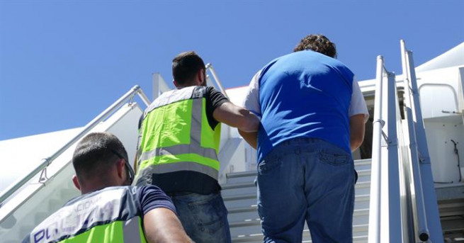 Днес на аерогара София осем български граждани бяха предадени на