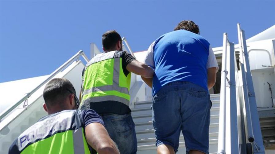 Откараха с военен самолет български мафиоти към Испания