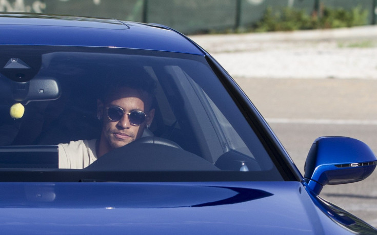 1089 Ферари-та, 28841 Ролекс-а и още: Какво можем да си купим с парите за Неймар