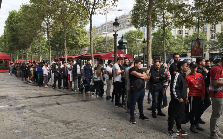 Гигантски опашки в Париж за фланелката на Неймар