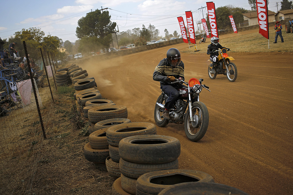 Състезанието за любители мотористи Stof Skop в The Walkerville Dirt Oval, южно от Йоханесбург, Южна Африка. Любители на мотоциклетите се събират на прашната овална писта, за да се състезават по помежду си в различни категории. Надпредварата е за забавление, победителите получават малки награди, а всички си тръгват доволно прашни.