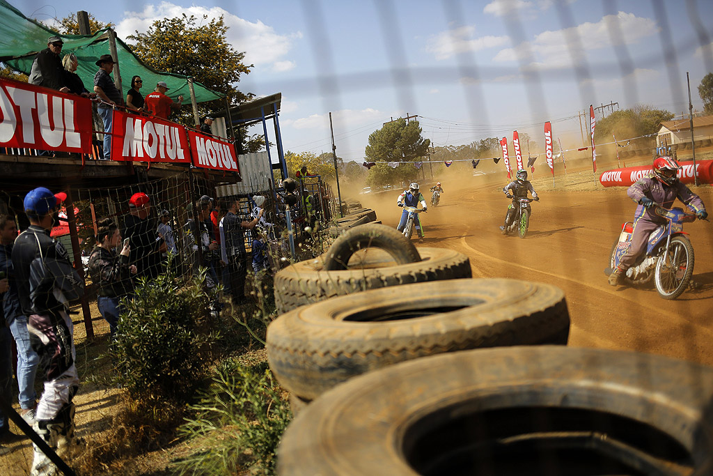 Състезанието за любители мотористи Stof Skop в The Walkerville Dirt Oval, южно от Йоханесбург, Южна Африка. Любители на мотоциклетите се събират на прашната овална писта, за да се състезават по помежду си в различни категории. Надпредварата е за забавление, победителите получават малки награди, а всички си тръгват доволно прашни.