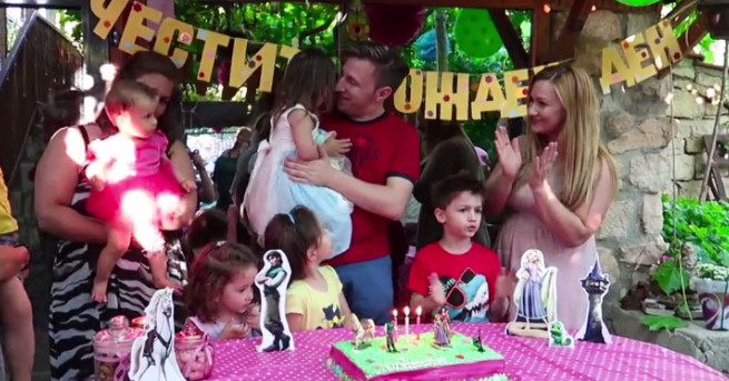 Влогърите Краси и Силвена от фондация Живот със Синдром на