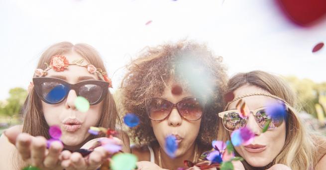 Искам да те нарисувам с цветни боички Докато чертите ти