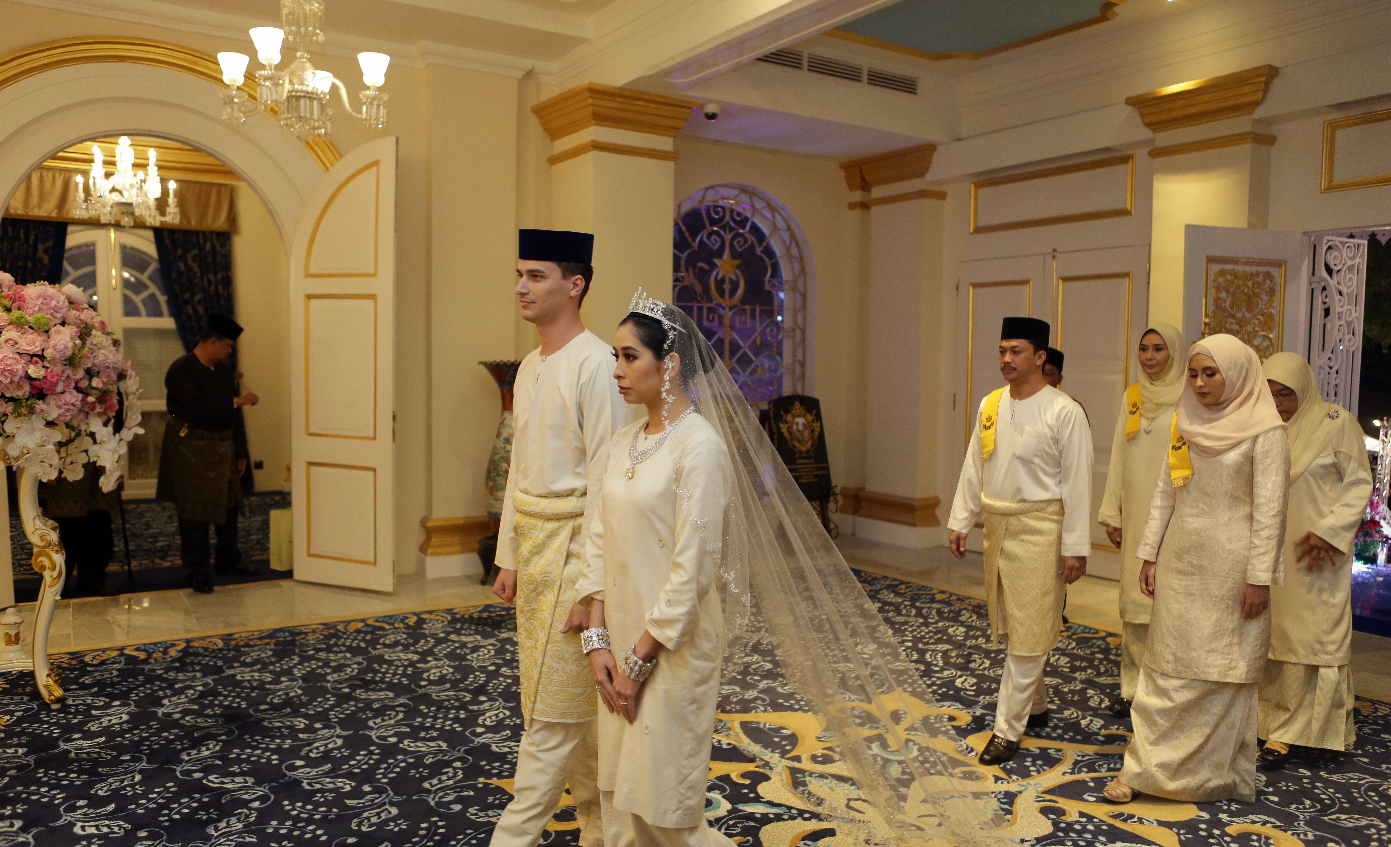 Малайзийската принцеса Тунку Амина  и  Денис Мохамад Абдула - холандец, приел исляма - се венчаха на пищна церемония в  град Джохор Бахру, Малайзия. На сватбата, която се провела в двореца Серене хил, присъстваха над 1200 члена на аристократичното семейство. Тълпите пък гледаха пищната церемония на големи екрани на градския площад в Джохор Бахру.
