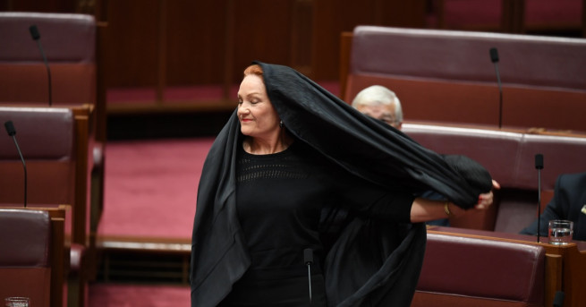 Лидерът на австралийската партия Единна нация Полин Хенсън шокира Сената