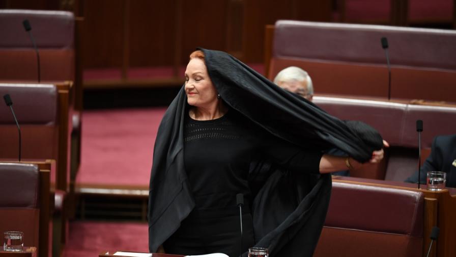 Австралийски сенатор влезе в парламента в бурка (снимки)