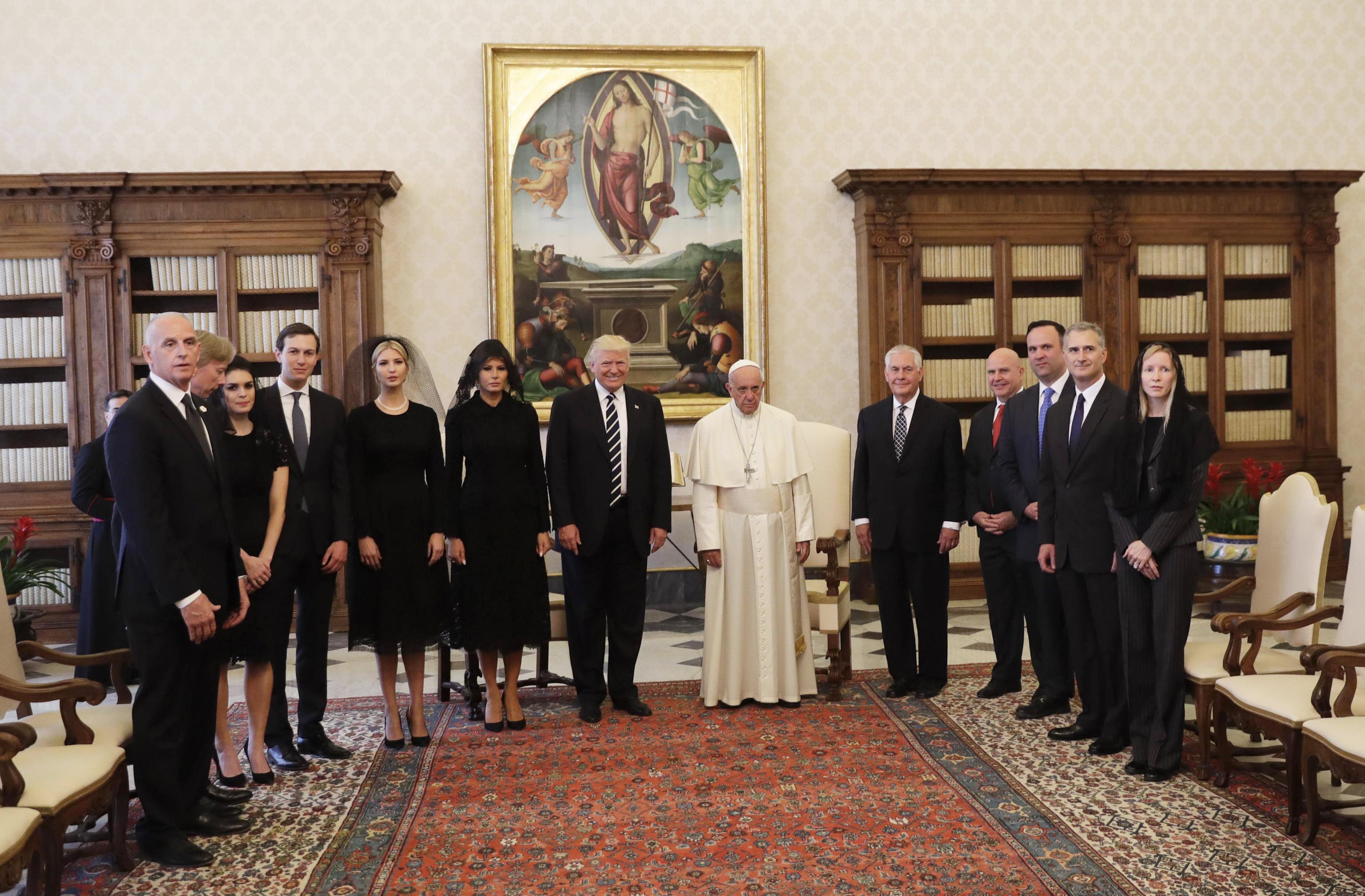 Хикс (третата отляво надясно) по време на срещата на Тръмп с Папа Франциск