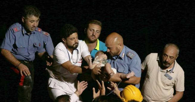 Спасяването на три деца от руините на семейното им жилище