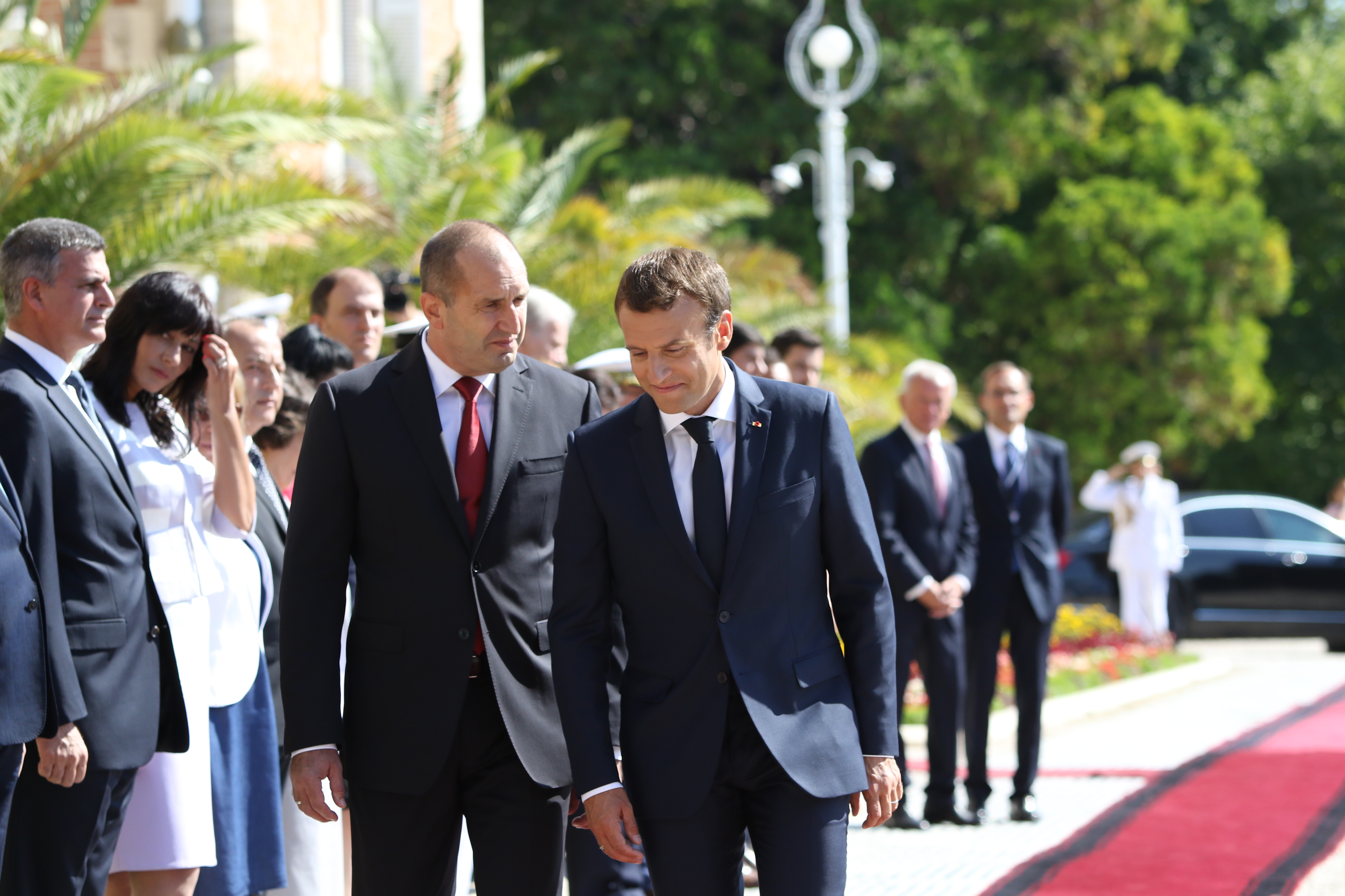 Румен и Десислава Радеви посрещат семейство Макрон пред двореца в Евксиноград