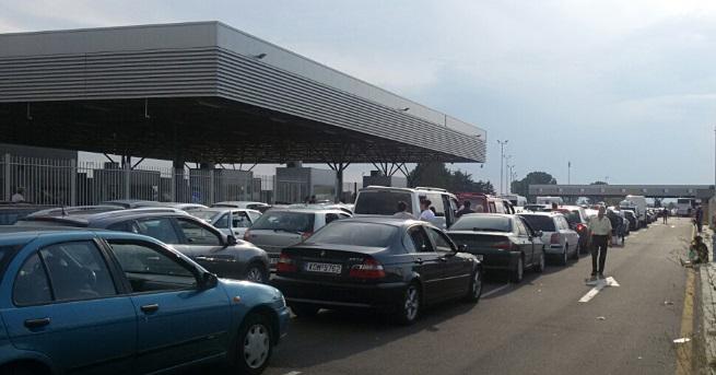 Напрежение на границата с Турция заради стотици автомобили на турски