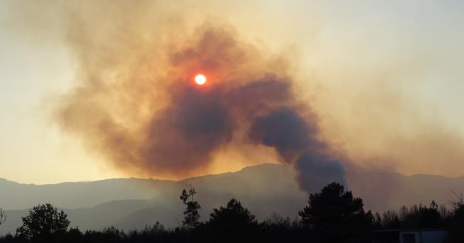 Борбата с огромния пожар който бушува в Кресненското дефиле ще