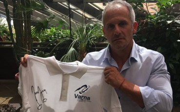 Фланелка с автограф от Йордан Йовчев за първите зрители на СК по спортна гимнастика