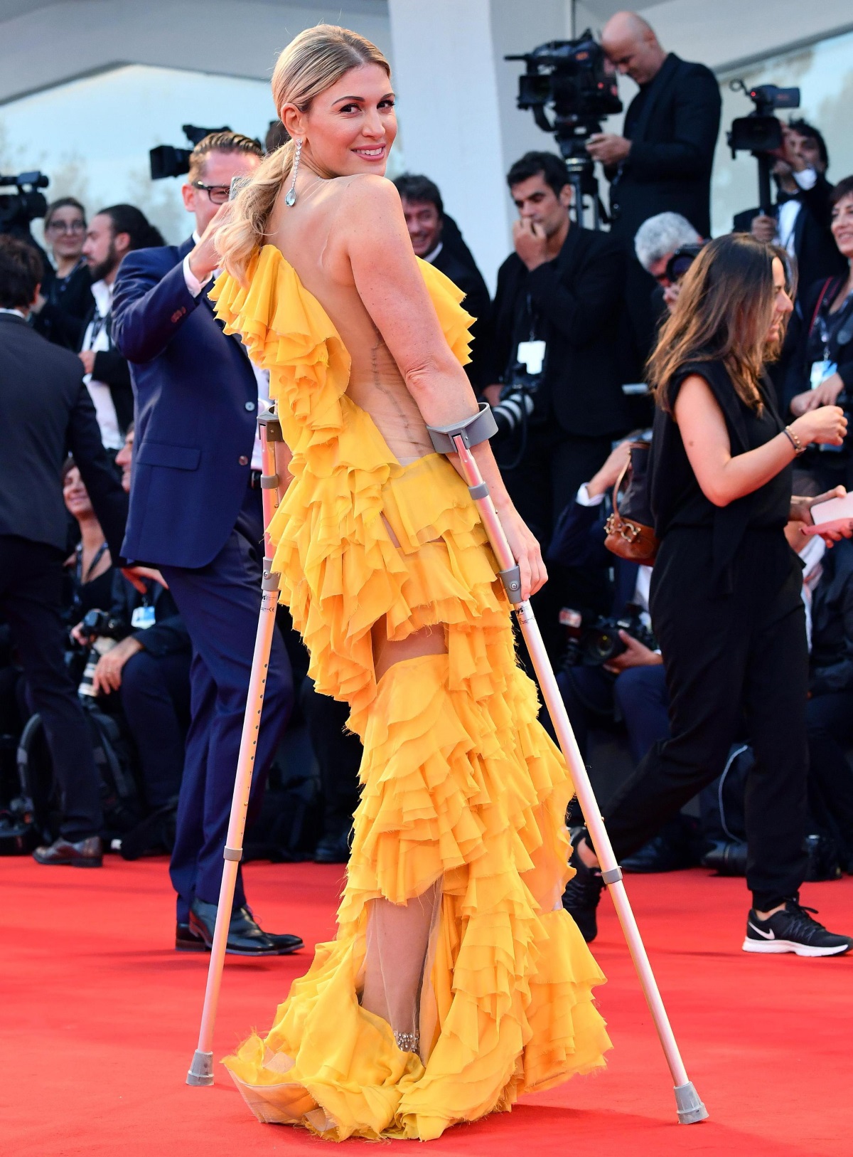 С атрактивния си външен вид и тоалети от висшата мода, Хофит Голън е една от любимите знаменитости на папараците. Настоящият филмов фестивал във Венеция не е изключение. Появата на израелския супермодел на червения килим ще бъде запомнена. Заради травма на крака, Гофит ходеше с патерици, а доста изрязаната ѝ рокля извади на показ прелестите ѝ. Израелският модел обаче успя да запази самообладание и с широка усмивка позира пред камерите.