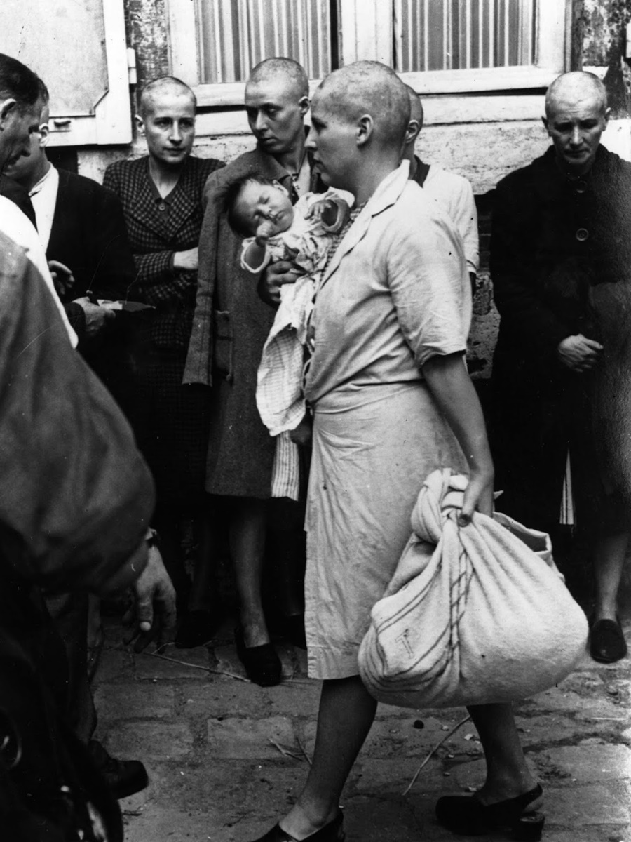 След падането на германската окупация във Франция през 1944 г. всички французойки, които насилствено или доброволно са имали отношения с германци, са изправени пред публично унижение.
От 1943 г. до 1946 г. около 20 000 жени на различна възраст са публично обръснати и поведени по пътя на срама из градовете на цяла Франция. Процедурата винаги е изпълнявана от мъже, а площадите се пълнели с хора, които искат да видят демонстрацията на това, какво се случва с предателите.
