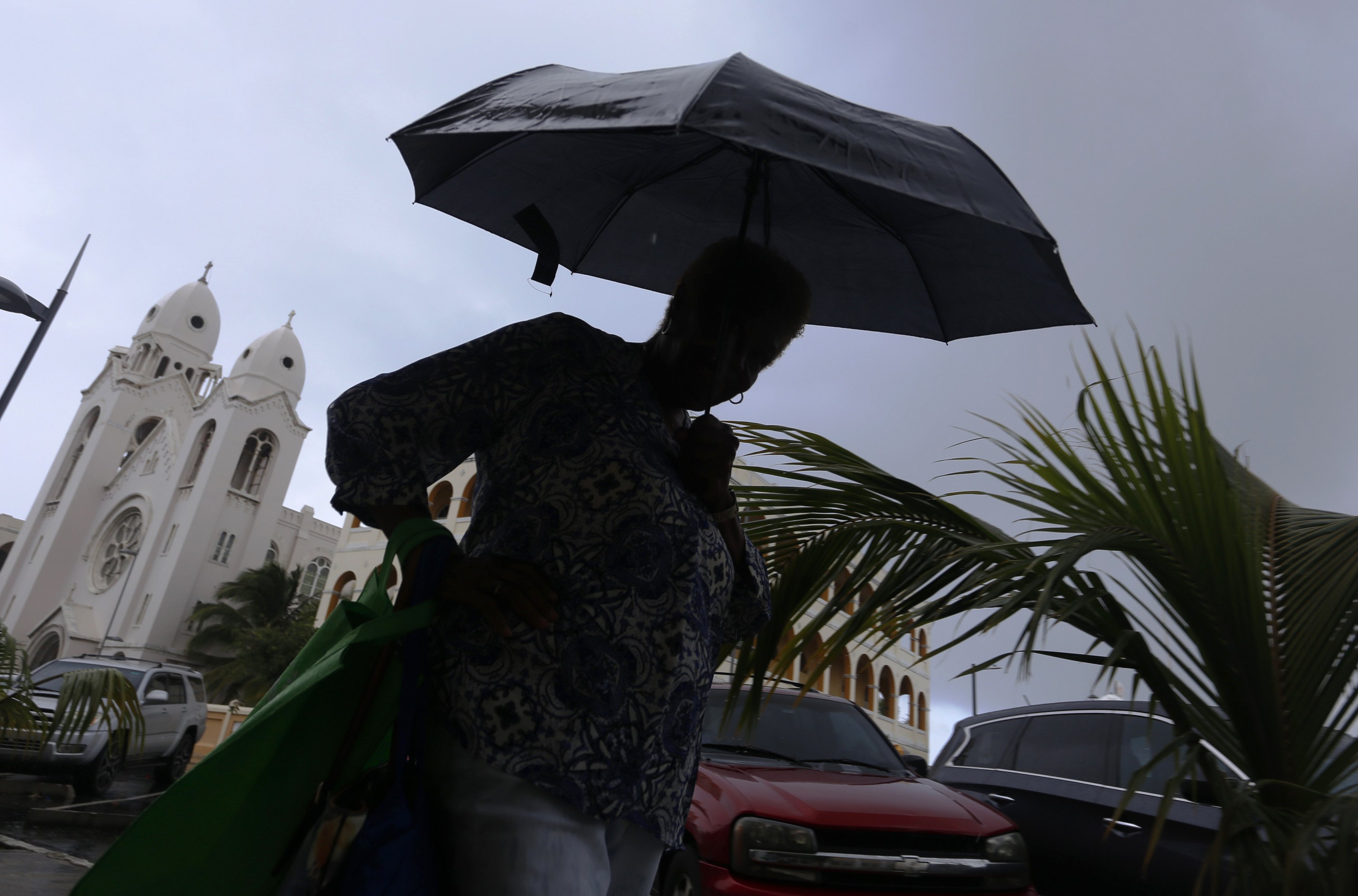 Жители на териториите в северните Кариби и Флорида се запасяват и подготвят за идващата буря
