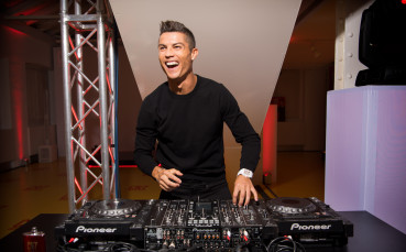 Роналдо със собствен парфюм, стана и диджей