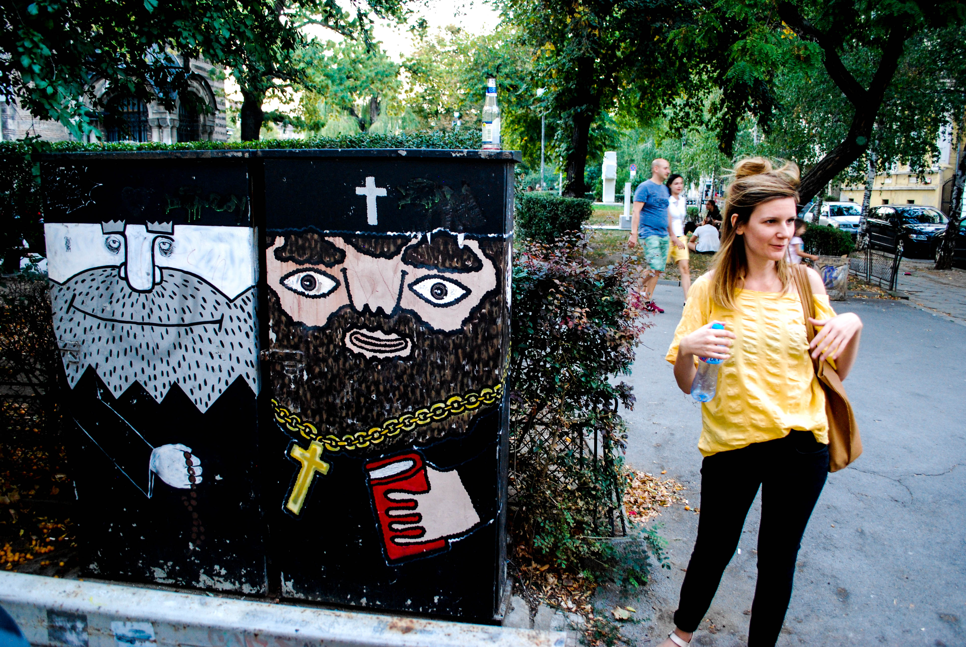 Гидът Стела показва пример за "стрийт-арт" върху кутия на трансформатор в центъра на София