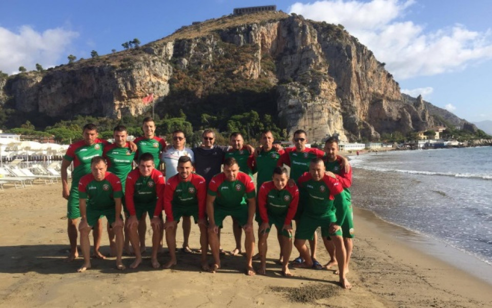 Националите по плажен футбол тренираха на стадион за 1800 души в Италия