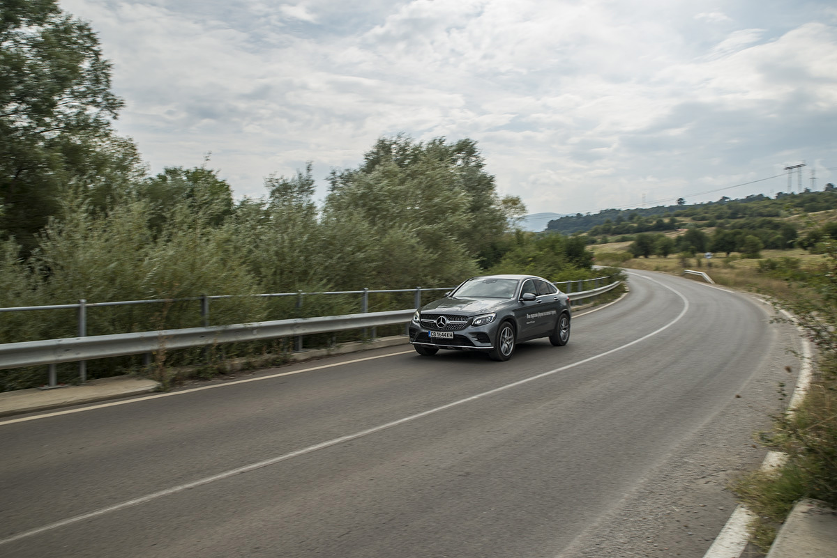 Приликите с големия GLE Coupe са тук, но за щастие разликите са повече. По-големият модел определено предизвиква двуполюсни мнения, докато при GLC Coupe размерите и дизайнът си пасват отлично, което неутрализира биполярността на мненията, предизвикващ GLE Coupe.