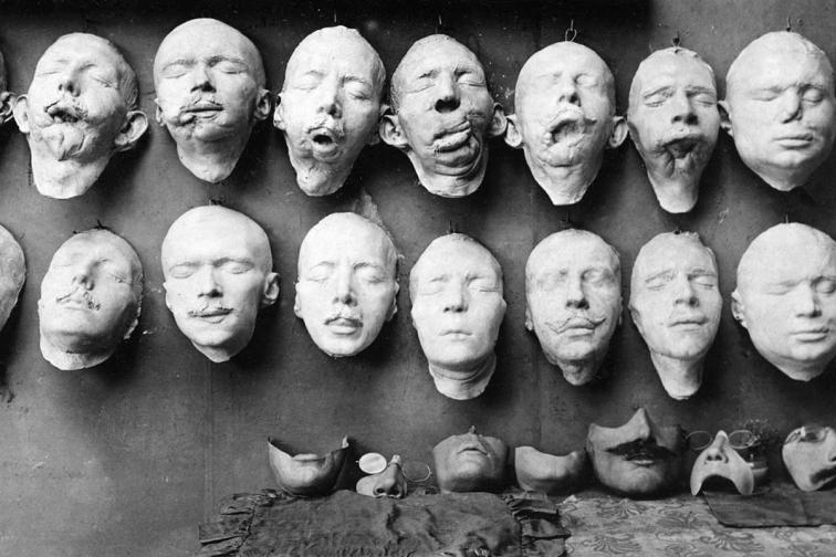  Ето по този начин са изглеждали маските, носени от обезобразените от войната военни. Тези на фотосите са от 1918 година и са дело на Ана Коулман, която ги е правела за френски бойци. 