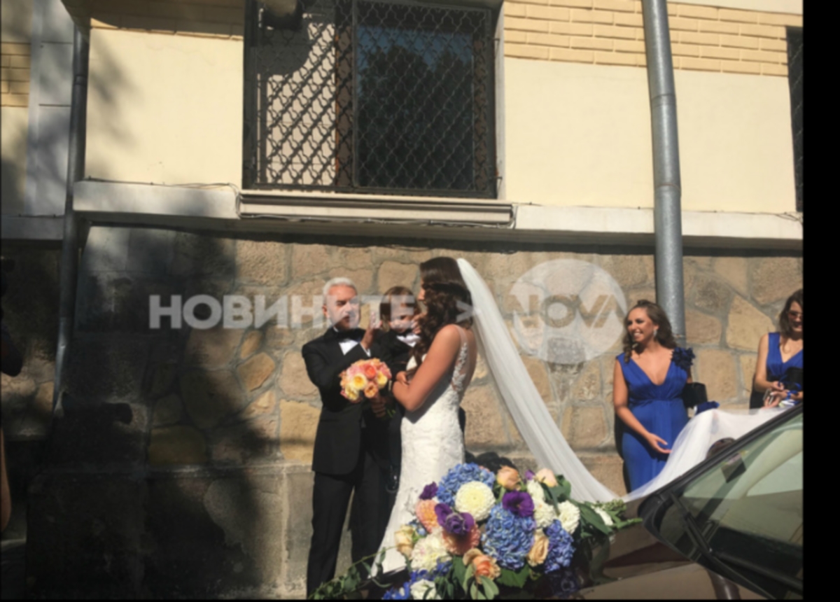 За трети път лидерът на "Атака" Волен Сидеров се жени. Той и дългогодишната му приятелка Деница Гаджева си казаха заветното "да" в столичния храм-паметник "Св. Св. Кирил и Методий",